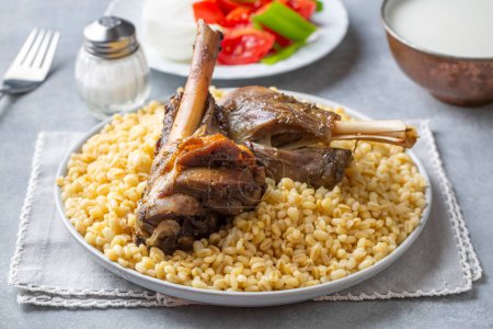 Téléchargez les photos : Nourriture turque ; jarret d'agneau tandoori sur riz bulgur blé (nom turc ; bulgur bugday pilavi kuzu incik tandir) - en image libre de droit