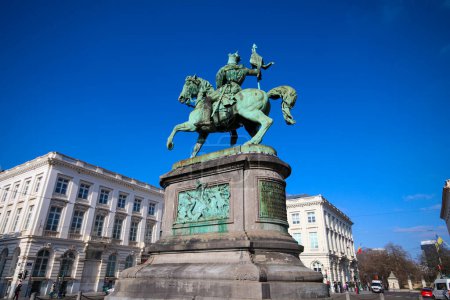 Foto de Bélgica, 19 de abril de 2023. Plaza Real - Place Royale Bruxelles - Estatua de Godefroy de Bouillon - Imagen libre de derechos