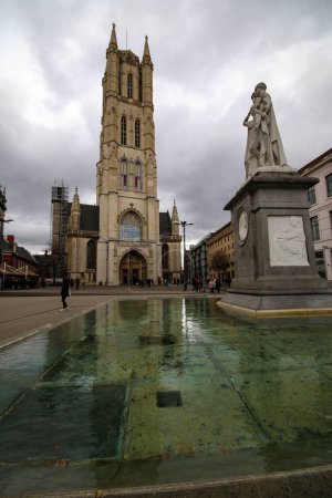 Foto de Bruselas - Torre de la Catedral de San Baaf - Imagen libre de derechos