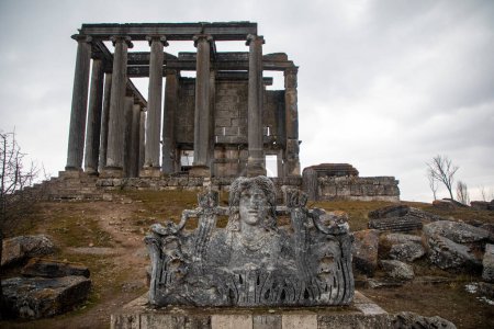 Foto de Cavdarhisar, Kutahya, Turkey, February 20, 2023, Antic city ruins with Zeus temple. Aizanoi ancient city in . - Imagen libre de derechos