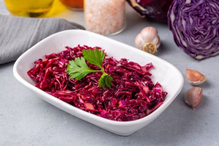 Téléchargez les photos : Red sauerkraut. Sour pickled cabbage on plate, red cabbage - en image libre de droit