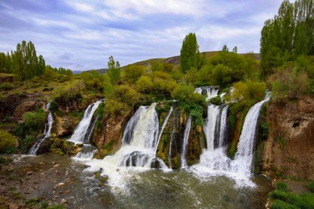 Téléchargez les photos : Muradiye cascade, situé sur la route Van Doubeyazit, est une merveille naturelle qui est fréquemment visité par les touristes à Van. - en image libre de droit