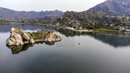 Foto de Lake Bafa, Kapkiri island - Kapikiri Village and island - Herakleia Ancient City - Turquía - Imagen libre de derechos