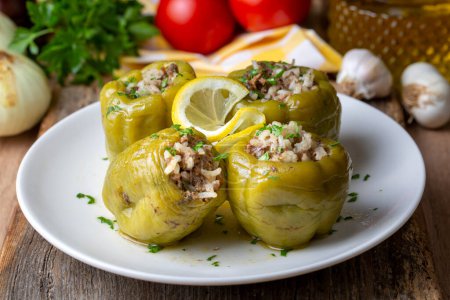 Téléchargez les photos : Cuisine traditionnelle turque délicieuse ; poivrons farcis à la viande (nom turc ; Etli biber dolmasi) - en image libre de droit