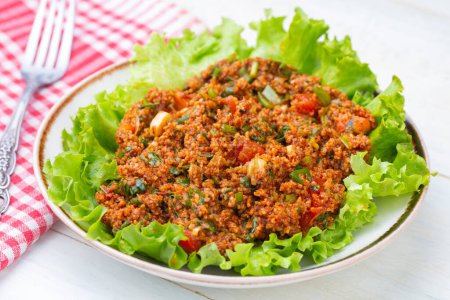 Téléchargez les photos : Délicieux plats traditionnels turcs : salade de bulgur (kisir) - en image libre de droit