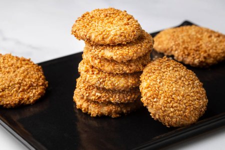 Téléchargez les photos : Ramadan bonbons fond. Cookies de la fête islamique El Fitr. Cookies égyptiens "Kahk El Eid" Nom turc ; Kahke ou Kandil simidi - en image libre de droit