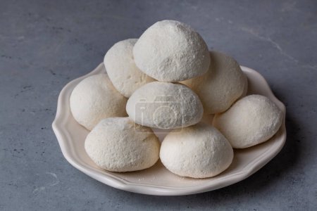 Foto de Queso kurut (kes): queso tradicional asiático elaborado a partir de leche de oveja, cabra o vaca. Yogur seco local en Van, Turquía - Imagen libre de derechos