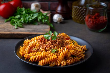 Foto de Pasta Fusilli, pasta en espiral o en espiral con tomate, salsa picada - Estilo de comida italiana - Imagen libre de derechos