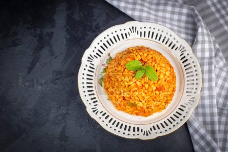 Téléchargez les photos : Pilaf de bulgur turc traditionnel avec saucisse de tomate en assiette (nom turc ; meyhane pilavi) - en image libre de droit