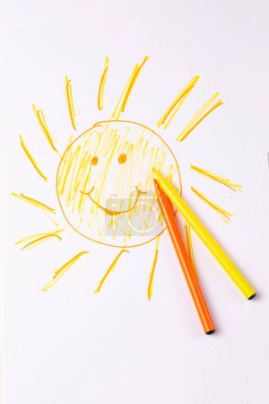 Téléchargez les photos : Soleil souriant dessiné sur papier avec des peintures colorées - en image libre de droit