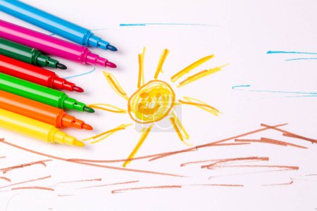 Foto de Sol sonriente dibujado sobre papel con pinturas de colores - Imagen libre de derechos