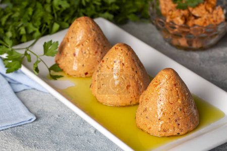 Foto de Bolas de queso de Surk picante turco tradicional con aceite de oliva de Hatay en Turquía. (Nombre turco; Surk peynir) - Imagen libre de derechos
