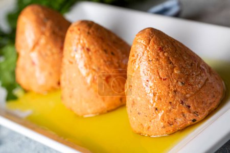 Foto de Bolas de queso de Surk picante turco tradicional con aceite de oliva de Hatay en Turquía. (Nombre turco; Surk peynir) - Imagen libre de derechos