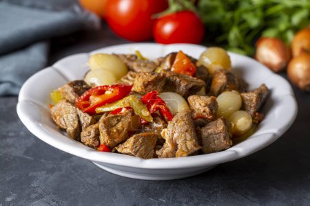 Téléchargez les photos : Comida tradicional turca con deliciosa carne; estofado de cebolla con carne (nombre turco; etli sogan yahnisi, et kavurma) - en image libre de droit
