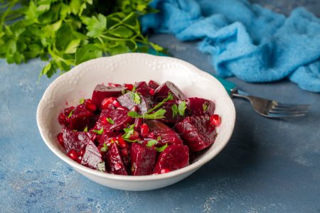 Téléchargez les photos : Entrées traditionnelles turques ; Salade de betteraves rouges (nom turc ; Pancar salatasi mezesi)) - en image libre de droit