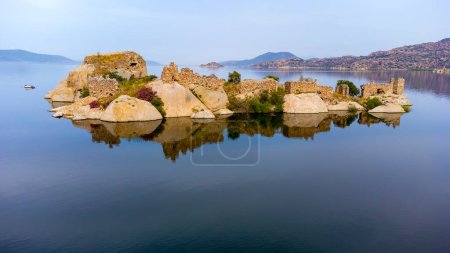 Foto de Lake Bafa, Kapikiri island - Kapikiri Village and island - Herakleia Ancient City - Turquía - Imagen libre de derechos