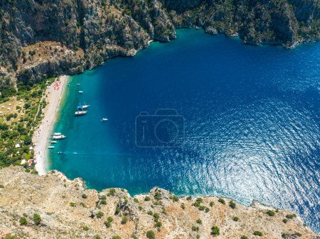 Foto de Butterfly Valley (en turco: Kelebekler Vadisi) en Oludeniz. Hermosa vista aérea de la playa con dron. Fethiye, Mugla, Turquía. - Imagen libre de derechos
