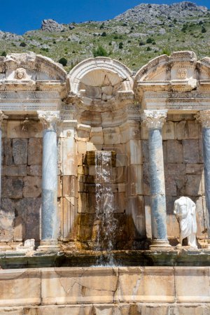 Foto de Burdur - Turquía, 27 de junio de 2023, Antoninus Fuente de Sagalassos en Burdur, Turquía. - Imagen libre de derechos
