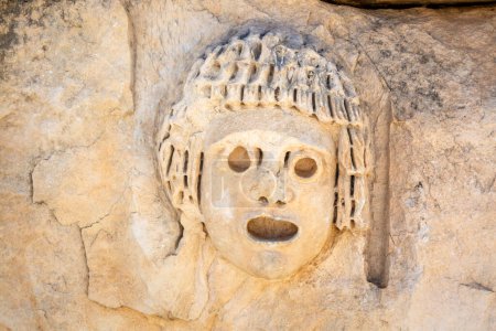 Foto de Demre - Antalya, 26 de junio de 2023, Antiguas ruinas de la tumba de piedra de Myra en Demre, Antalya. - Imagen libre de derechos