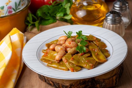 Téléchargez les photos : Délicieux mets traditionnels turcs ; Haricots verts à l'huile d'olive ; Nom turc ; Zeytinyagli taze fasulye - en image libre de droit