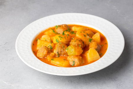 Téléchargez les photos : Plat de pommes de terre aux boulettes de viande, nom turc ; koftleli sulu patates yemegi - en image libre de droit
