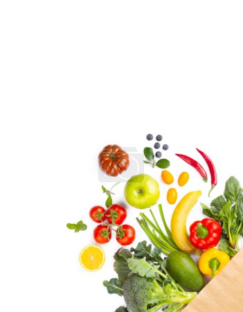 Foto de Fondo alimentario saludable. Comida vegetariana vegana saludable en verduras bolsa de papel en blanco, espacio de copia. Compras supermercado de alimentos y concepto de alimentación vegana limpia. - Imagen libre de derechos