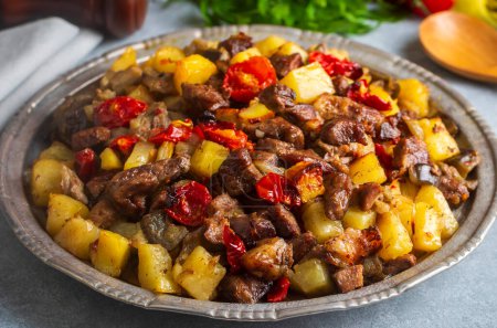 Téléchargez les photos : De la cuisine turque ; viande, kebab de légumes, casserole. Nom turc ; Maras Tava ou Kahramanmaras Tava - Orman Kebabi - en image libre de droit