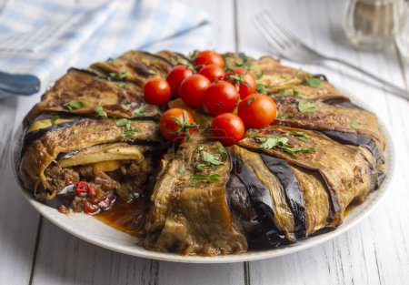 Téléchargez les photos : Cuisine traditionnelle turque délicieuse, plat d'aubergines de viande (nom turc ; kapama patlican) - en image libre de droit