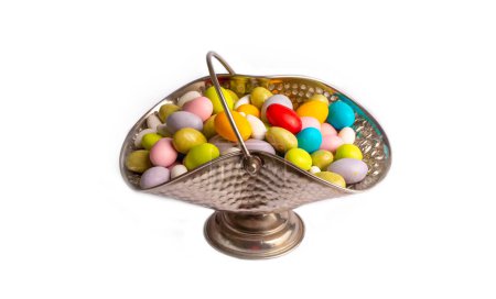 Téléchargez les photos : Colorful almond candies in the stylish,crystal candy bowl on white with copy space.The Sugar Feast concept. (Turkish name; Ramadan - Ramazan bayrami, Seker bayrami) - en image libre de droit