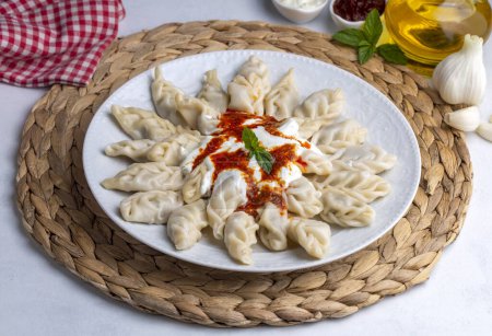 Téléchargez les photos : Nourriture traditionnelle manti sur assiette, vue sur le dessus. Le concept de cuisine orientale. Boulettes de manteau alimentaire ouzbek. (nom turc ; hinkel mantisi)) - en image libre de droit