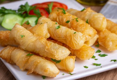 Foto de Fried pastry wrapped in cheese in phyllo. Pie in the form of a roll. Turkish name; Kalem borek - sigara boregi - Imagen libre de derechos