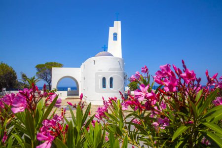 Téléchargez les photos : Eglise d'Agios Nikolaos, Karlovasi, île de Samos, Grèce - en image libre de droit