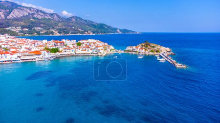 Foto de Vistas al puerto de Kokkari. Kokkari es el pueblo más poblado de la isla de Samos. - Imagen libre de derechos