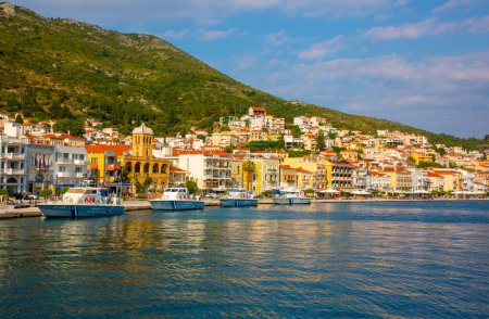 Téléchargez les photos : Île de Samos, Grèce - 18 juin 2023, Pythagore Vue sur le port. Pythagoreio est le village le plus populaire de l'île de Samos. - en image libre de droit