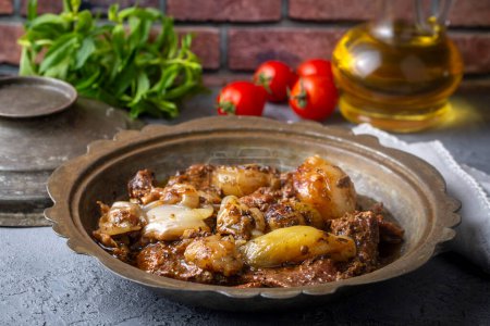Téléchargez les photos : De la cuisine turque ; Ragoût d'oignon avec entrecote. Nom turc ; Antrikotlu yogan guvec ou yahni - en image libre de droit
