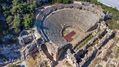 Foto de Ruinas del antiguo anfiteatro greco-romano en Myra, antiguo nombre Demre, Turquía. Myra es una ciudad antigua en Lycia donde la pequeña ciudad de Kale se encuentra hoy en día en la actual provincia de Antalya de Turquía
. - Imagen libre de derechos