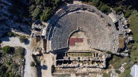 Foto de Ruinas del antiguo anfiteatro greco-romano en Myra, antiguo nombre Demre, Turquía. Myra es una ciudad antigua en Lycia donde la pequeña ciudad de Kale se encuentra hoy en día en la actual provincia de Antalya de Turquía
. - Imagen libre de derechos