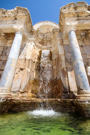Téléchargez les photos : Fontaine Antonin de Sagalassos à Burdur, Turquie
. - en image libre de droit