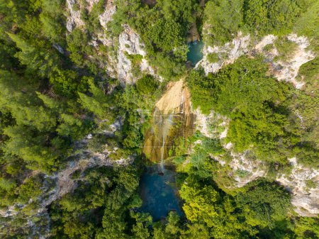 Foto de King Pool, una vista desde la cima del acantilado de la cascada de Ucansu hasta el bosque verde en Antalya - Turquía - Imagen libre de derechos