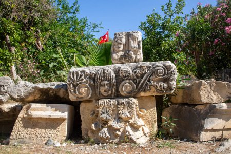 Foto de Demre - Antalya, 26 de junio de 2023, Antiguas ruinas de la tumba de piedra de Myra en Demre, Antalya. - Imagen libre de derechos