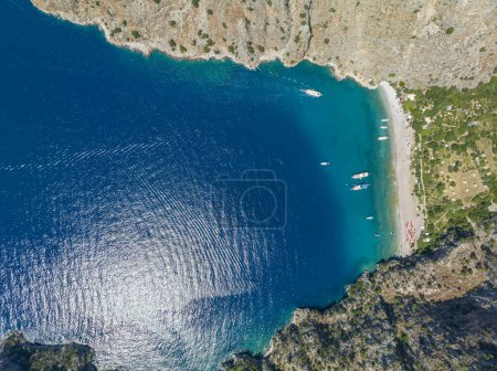 Téléchargez les photos : Butterfly Valley (Turc : Kelebekler Vadisi) à Oludeniz. Belle vue aérienne sur la plage avec drone. Fethiye, Mugla, Turquie. - en image libre de droit