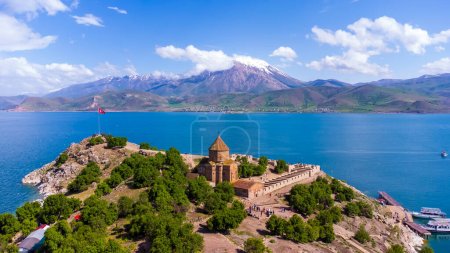 Foto de Isla Akdamar en Van Lake. Iglesia Catedral Armenia de la Santa Cruz - Akdamar - Ahtamara - Turquía - Imagen libre de derechos