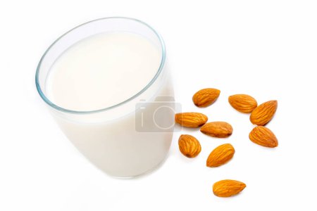 Foto de Almendras y leche de almendras sobre fondo blanco - Imagen libre de derechos