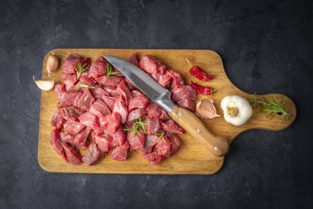 Foto de Montón de carne picada cruda aislada en la tabla de cortar - Imagen libre de derechos