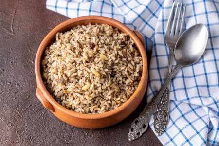 Téléchargez les photos : Cuisine traditionnelle turque délicieuse ; riz pilaf aux pignons et groseilles (nom turc ; ic pilav ou pilaf) - en image libre de droit