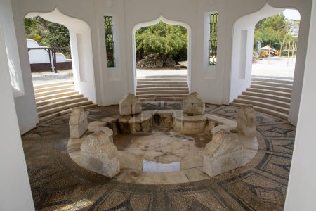 Téléchargez les photos : Grèce, 10 avril 2023, Kalithea Springs Therme spa sur l'île de Rhodes - en image libre de droit