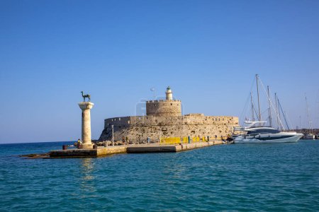 Téléchargez les photos : Paysage avec le port de Mandraki et deux statues, Elefos et Elafina dans l'île de Rhodes, Grèce - en image libre de droit