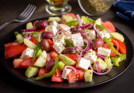 Téléchargez les photos : Salade grecque traditionnelle servie avec du fromage feta. - en image libre de droit