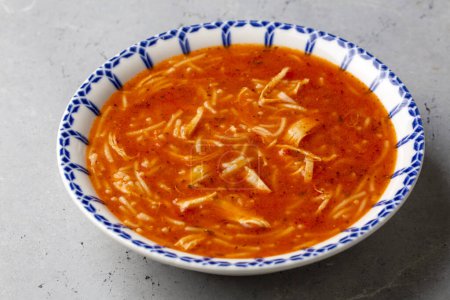 Téléchargez les photos : Chicken noodle soup with tomato. Turkish name; Domatesli tavuklu sehriye corbasi - en image libre de droit