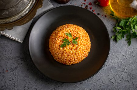 Téléchargez les photos : Couscous pilaf aux tomates. Nom turc ; domatesli kuskus pilavi - en image libre de droit